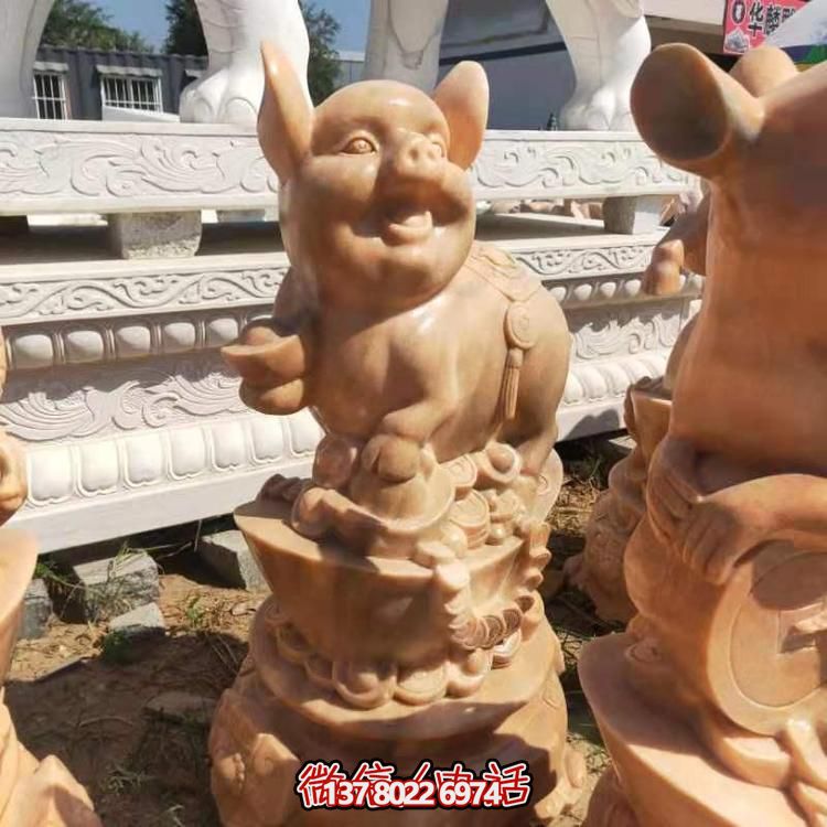 專為公園設(shè)計的晚霞紅雕刻豬年招財擺件
