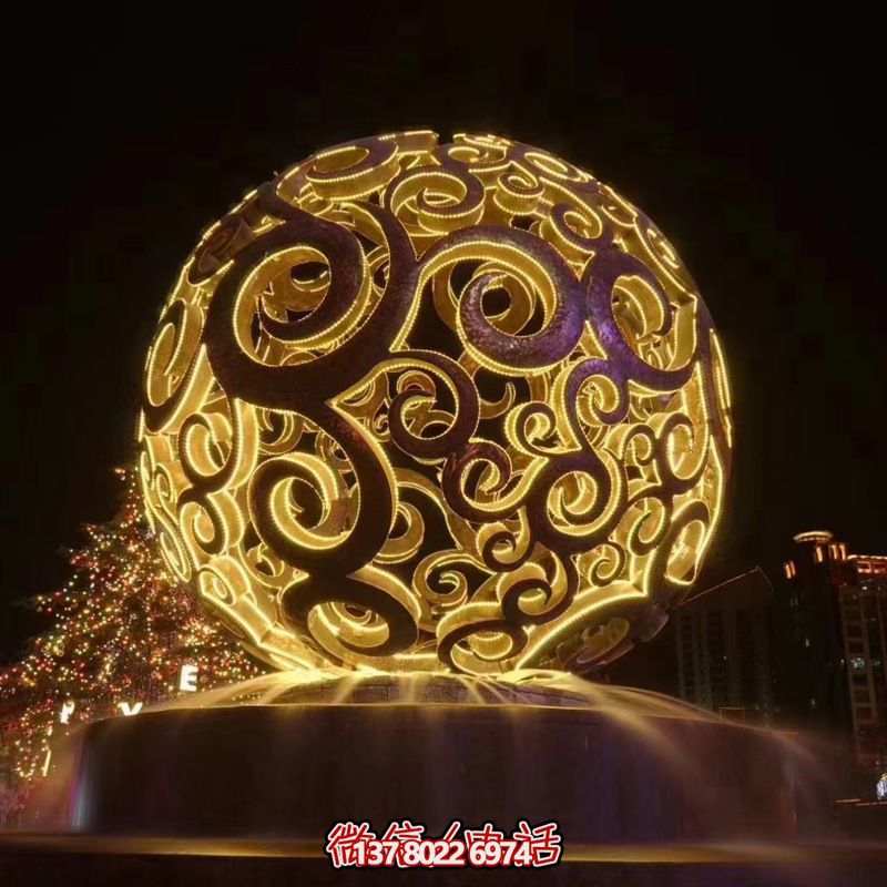 不銹鋼鏤空球雕塑，照亮夜晚的美麗噴泉