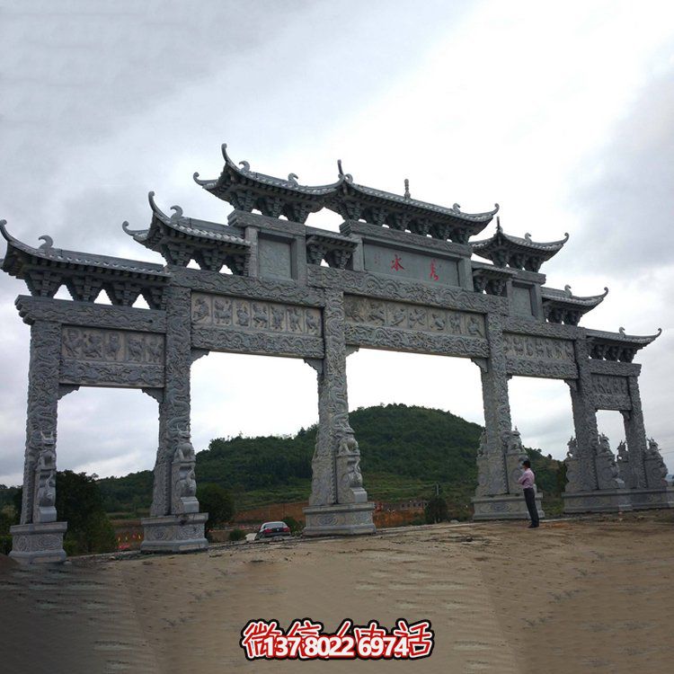 精美大型仿古青石雕刻門(mén)樓牌坊，為景區(qū)入口增添精彩