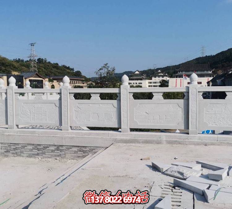 精美大理石雕塑，飾以圍欄的戶外河道裝飾