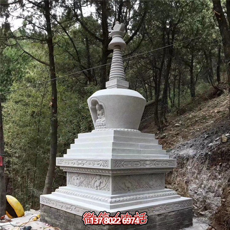 古老漢白玉石雕舍利塔，紀念古代寺廟的傳統藝術