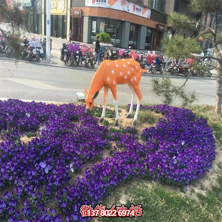 仿真鹿雕塑，在草叢中擺放，玻璃鋼打造