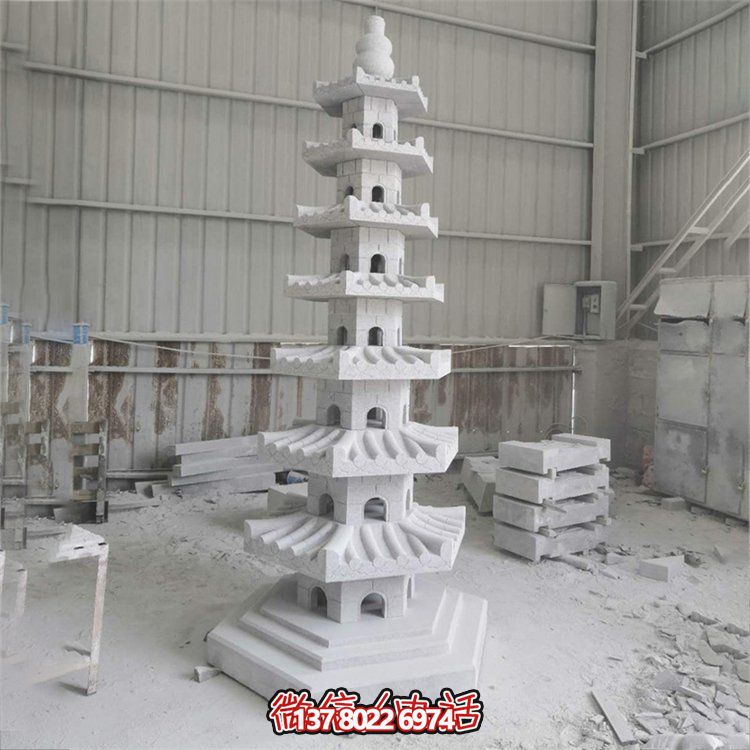 天然青石多層石佛塔，雕刻精美，為寺廟擺放