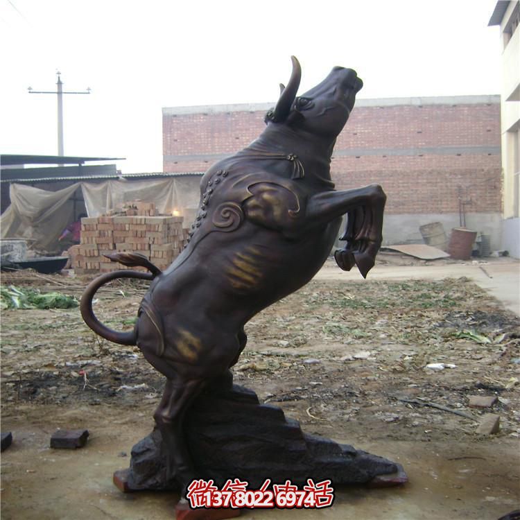 牛年奮進(jìn)雕塑，玻璃鋼仿銅戶(hù)外景區(qū)農(nóng)耕積極雕塑