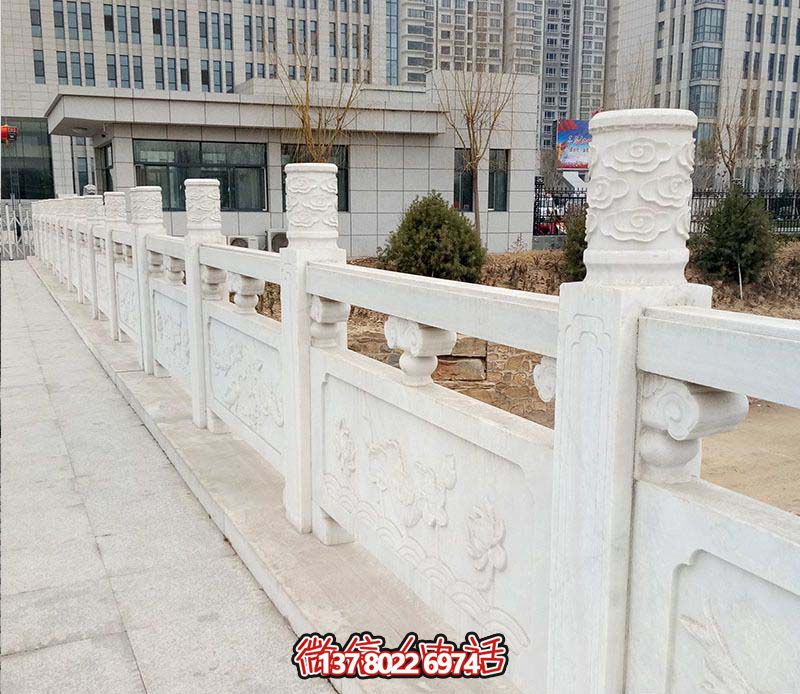 漢白玉鑲嵌欄桿扶手，點綴走廊裝飾，為城市花園添彩