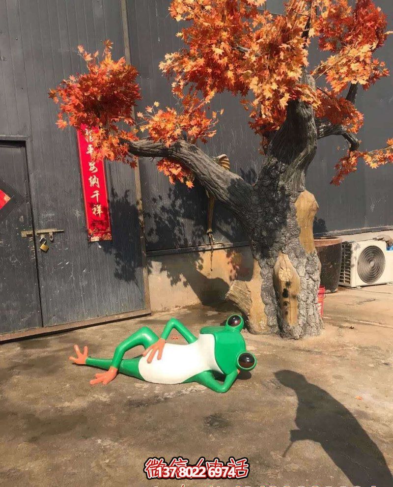 玻璃鋼雕塑躺臥青蛙，給公園增添美感