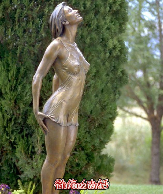 西方風格仿銅人物雕塑玻璃鋼擺放，為公園園林增添靈動之美