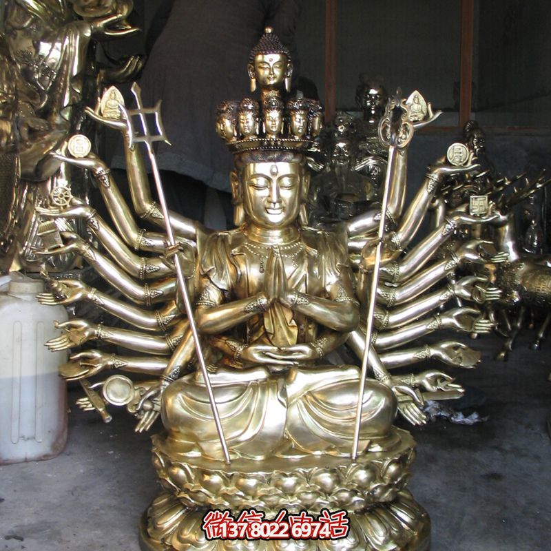 鎏金菩薩雕塑，供奉觀音祈福