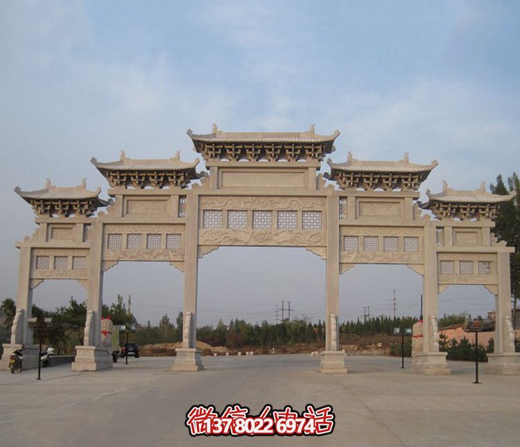 精美大型鏤空牌樓石雕，為公園廣場增添美麗色彩