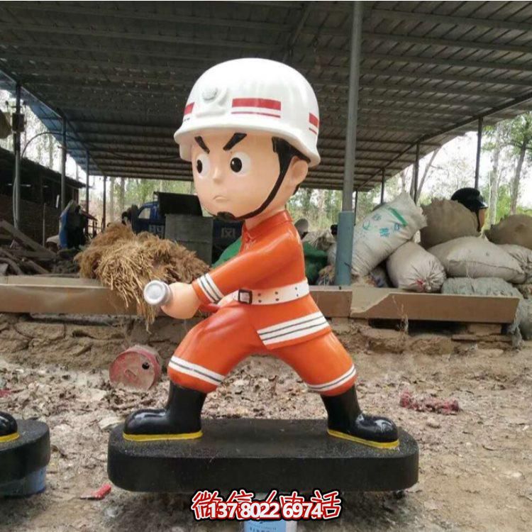 消防英雄銅雕塑像，為廣場添彩