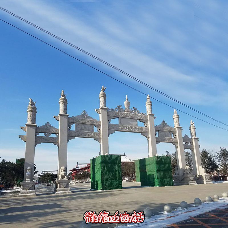 新款漢白玉牌坊，美觀而古樸的石六柱，為寺院和景區增添靈氣