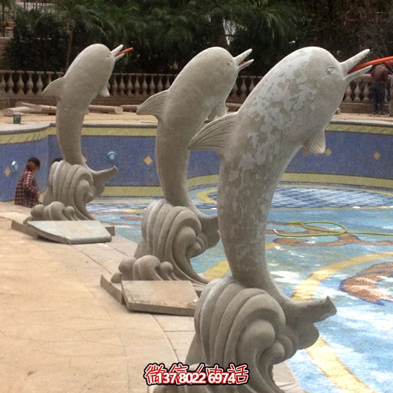 海邊的精美石雕雕塑，讓海豚伴你一起享受美食