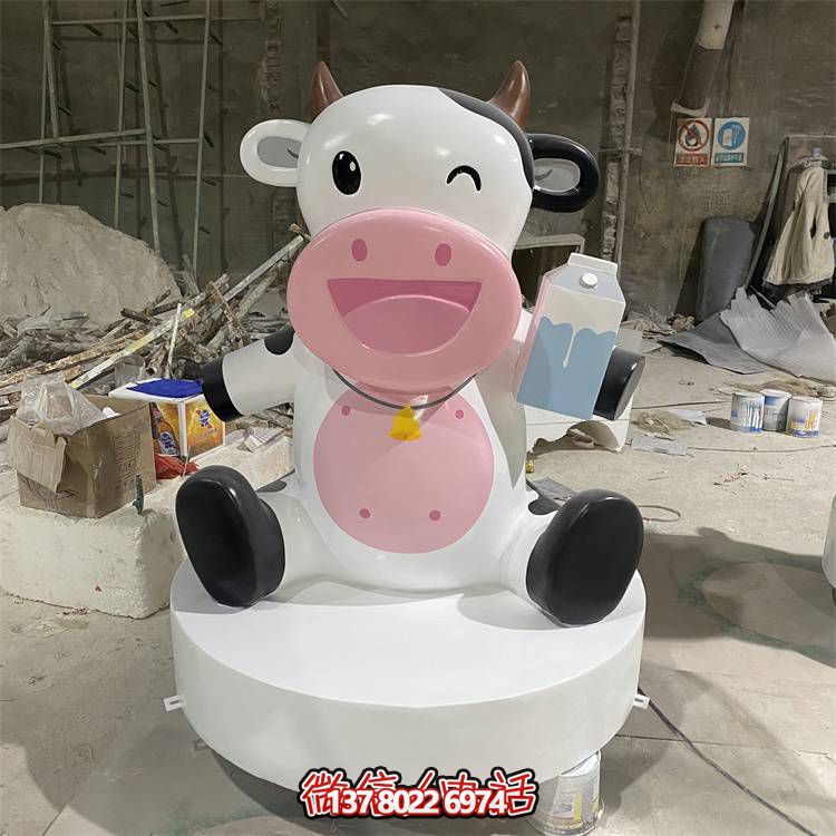玻璃鋼雕塑，營(yíng)造優(yōu)雅卡通奶牛公仔氣氛