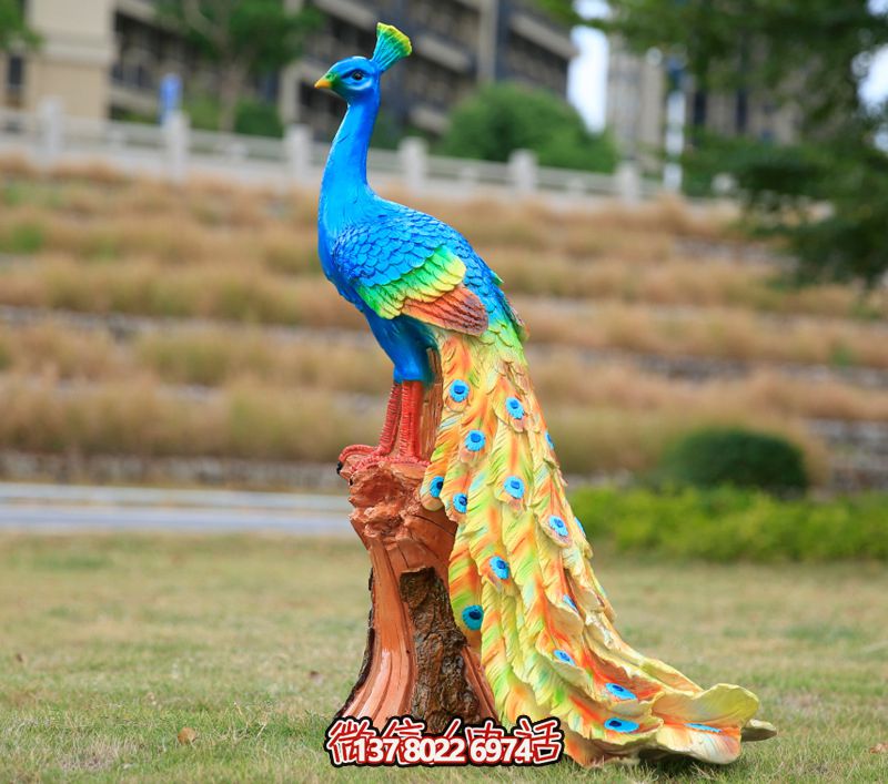 玻璃鋼孔雀雕塑，點綴公園草坪