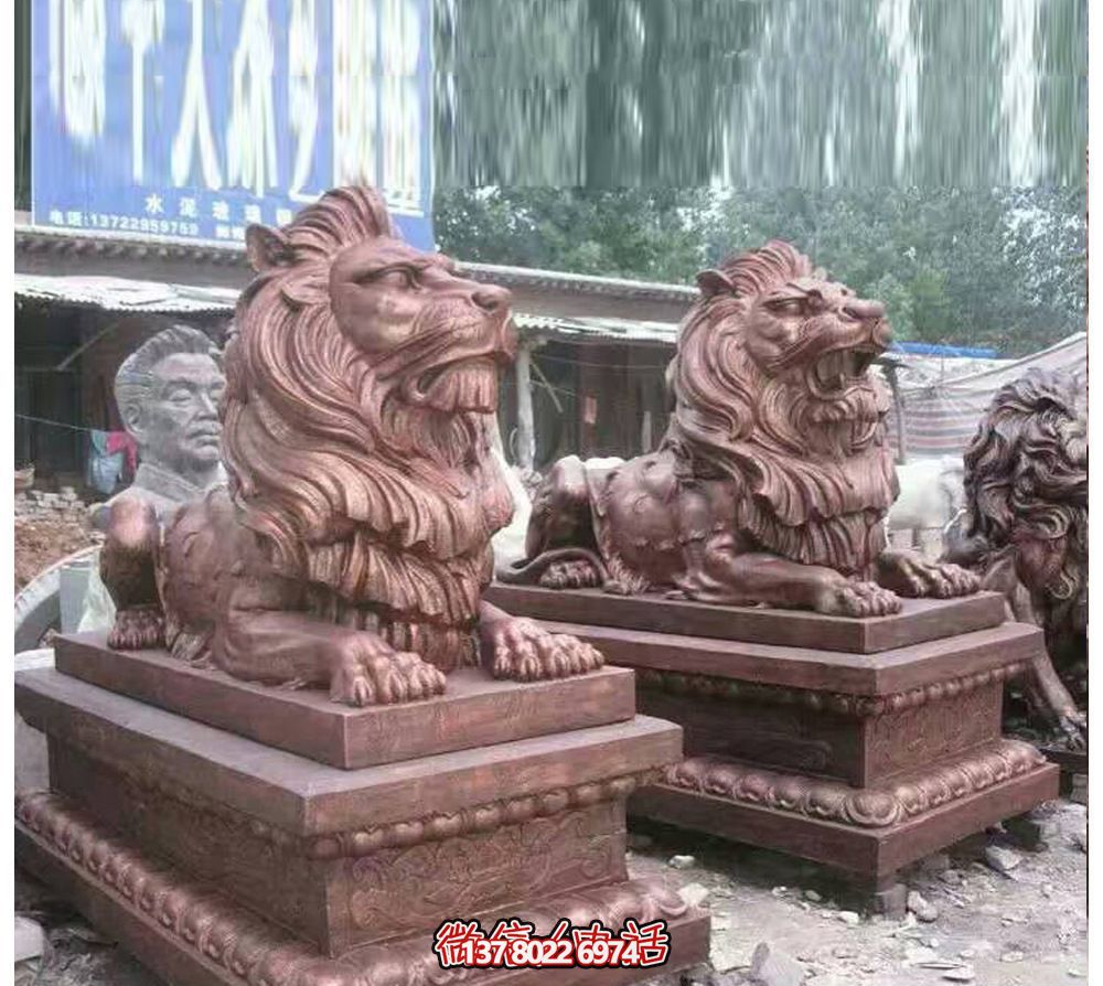 趴窩紅雕獅子仿真雕塑，守護晚霞鎮(zhèn)宅之美