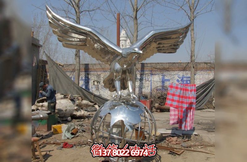 休息時刻，欣賞不銹鋼老鷹雕塑