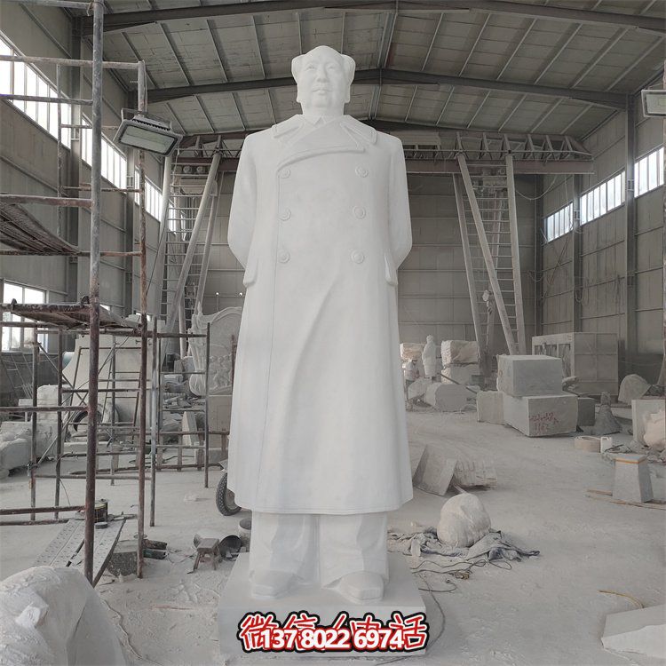 毛澤東雕像，點亮校園廣場