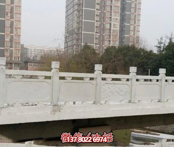 漢白玉鑲嵌欄桿，雕塑點綴美麗小區公園