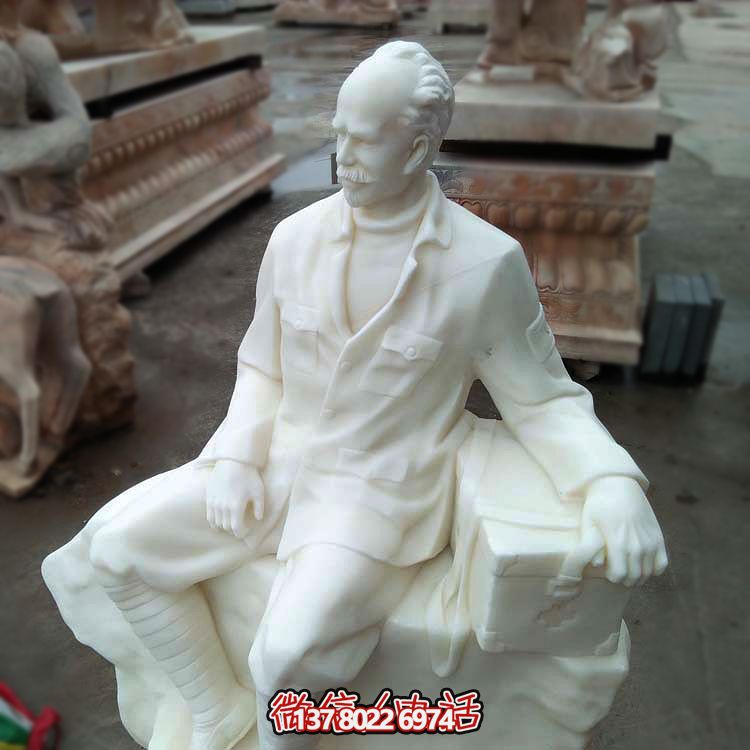 以白求恩精神為原型，漢白玉雕刻的護士坐姿雕塑