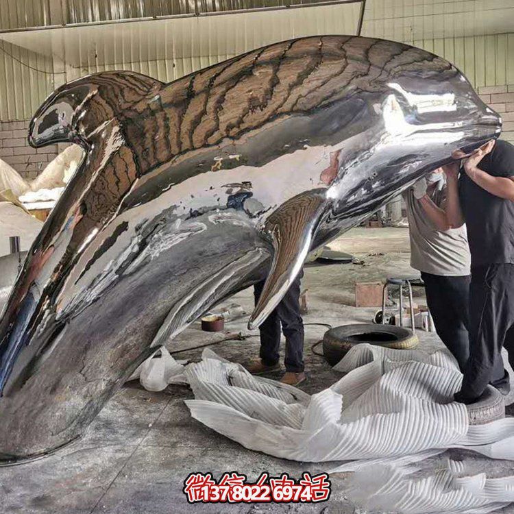 大型抽象鏡面不銹鋼鯨魚，展現室外精彩生活