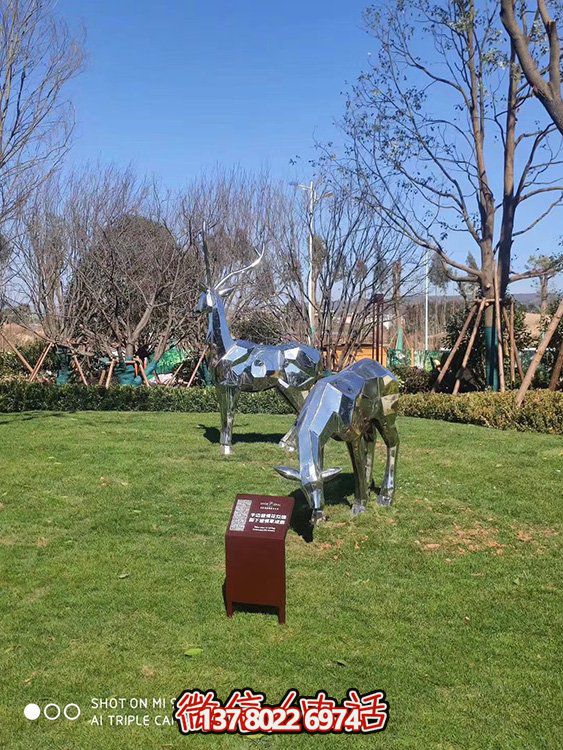 不銹鋼塊面鹿，抬頭鹿，低頭吃草的梅花鹿