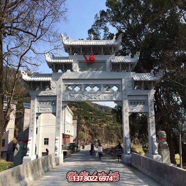 村口石牌坊，三間四柱石雕牌樓