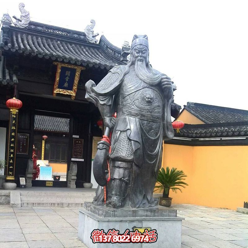 寺廟庭院銅鑄站立著的關公雕塑 寺廟庭院銅鑄站立著的關公雕塑