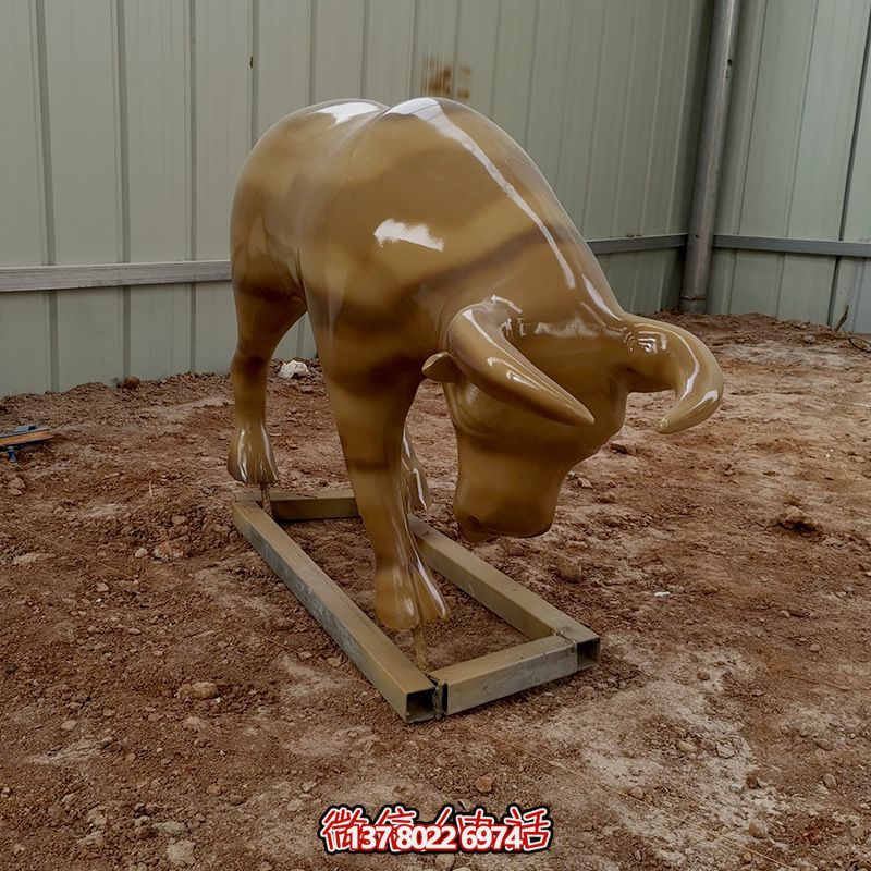 街道上擺放的一只低頭行走的玻璃鋼彩繪華爾街牛 街道上擺放的一只低頭行走的玻璃鋼彩繪華爾街牛