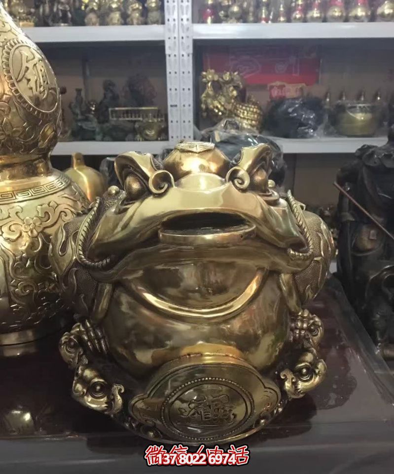 商場里擺放的銅色的玻璃鋼創意金蟾雕塑 商場里擺放的銅色的玻璃鋼創意金蟾雕塑