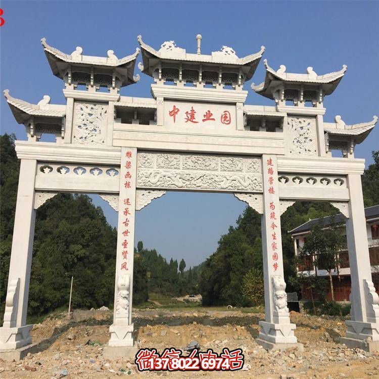 景區村莊入口擺放沖天式青石仿古石牌坊