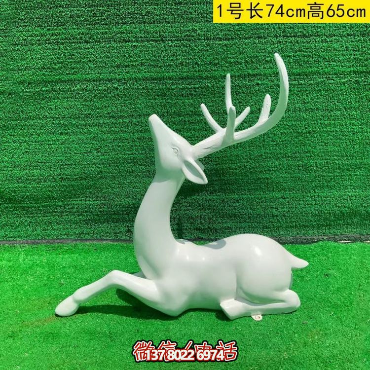 白色的梅花鹿，臥姿，仰頭，可上色